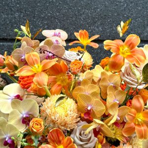 lẵng hoa chúc mừng lan hồ điệp và tulip