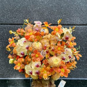 lẵng hoa chúc mừng lan hồ điệp và tulip