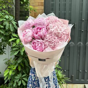 Hoa Bó 5 Mẫu Đơn Sarah và Cẩm Tú Cầu R120