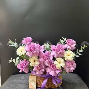 Giỏ Hoa Hồng Tím Chúc Mừng H033