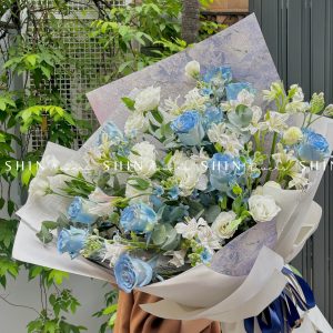 hoa hồng xanh là biểu tượng của tình yêu bất diệt, chung thủy, trường tồn theo thời gian. Bên cạnh đó, trong tình yêu, hoa hồng xanh còn thể hiện sự bí ẩn, huyền bí.