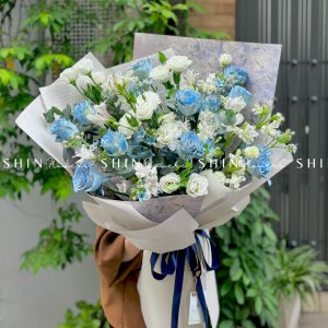 hoa hồng xanh là biểu tượng của tình yêu bất diệt, chung thủy, trường tồn theo thời gian. Bên cạnh đó, trong tình yêu, hoa hồng xanh còn thể hiện sự bí ẩn, huyền bí.