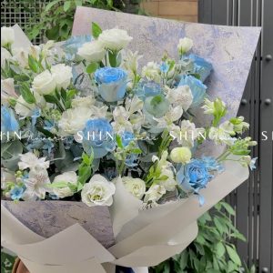 hoa hồng xanh là biểu tượng của tình yêu bất diệt, chung thủy, trường tồn theo thời gian. Bên cạnh đó, trong tình yêu, hoa hồng xanh còn thể hiện sự bí ẩn, huyền bí.