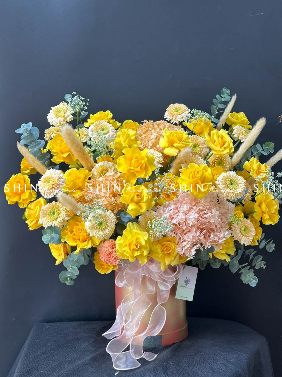 Lẵng Hoa Hồng Vàng Chúc Mừng H040