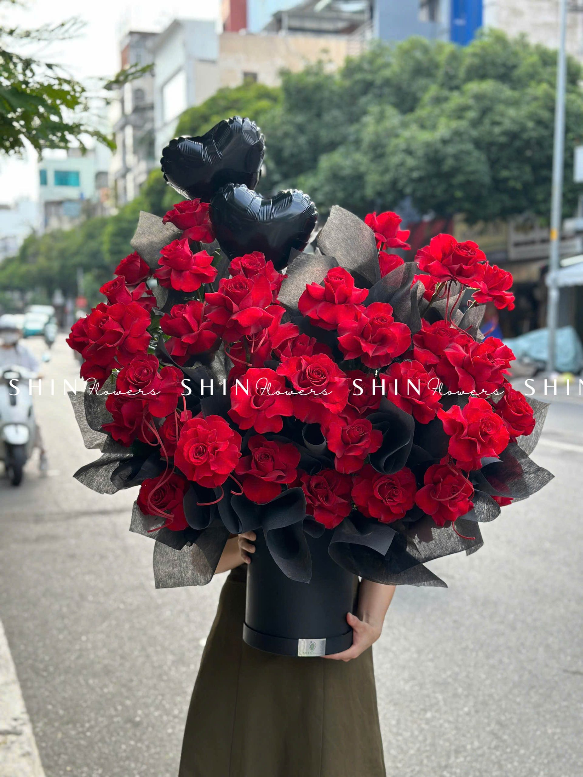 Lẵng Hoa Hồng Đỏ Chúc Mừng H080