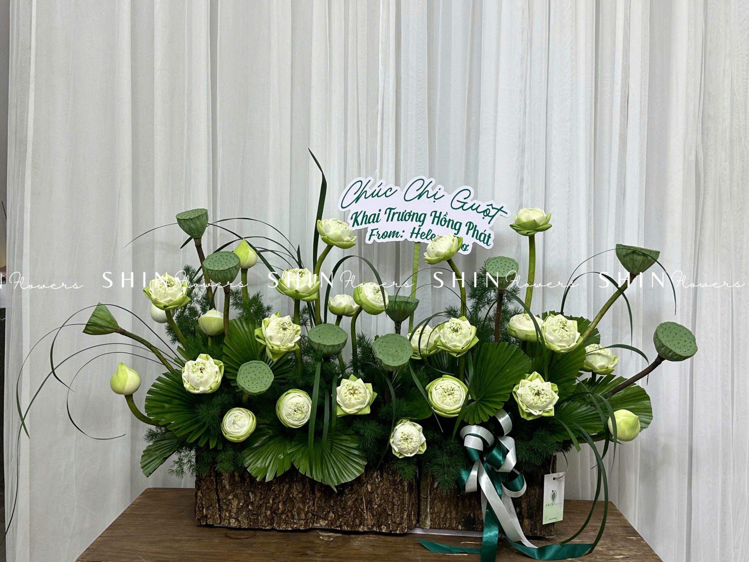 Hộp Hoa Sen Trắng chúc mừng H090