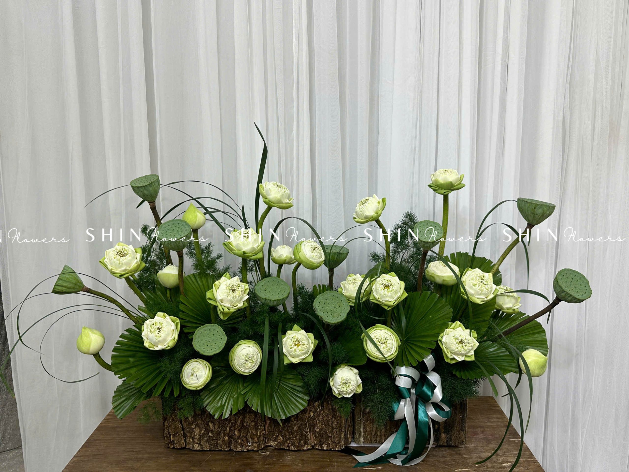 Hộp Hoa Sen Trắng chúc mừng H090