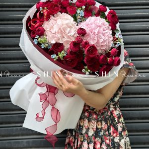 Bó hoa Hồng chùm đỏ mix tú cầu S495