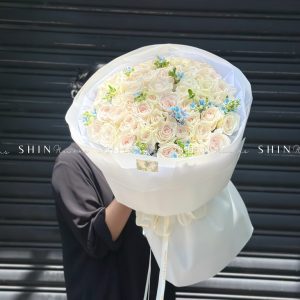 Bó Hoa 50 hồng trắng White Ohara mix Tweedia Xanh S485