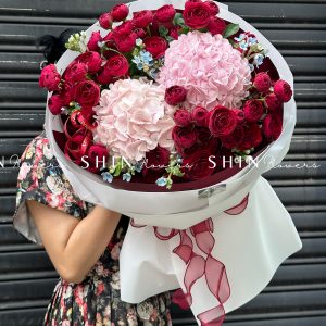 Bó hoa Hồng chùm đỏ mix tú cầu S495