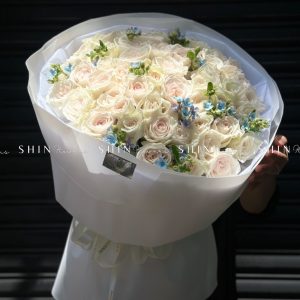 Bó Hoa 50 hồng trắng White Ohara mix Tweedia Xanh S485