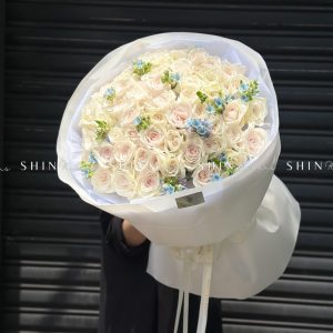 Bó Hoa 50 hồng trắng White Ohara mix Tweedia Xanh S485