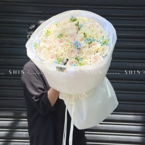 Bó Hoa 50 hồng trắng White Ohara mix Tweedia Xanh S485