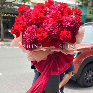 Cây kem Cẩm tú cầu đỏ Hà Lan và hoa hồng đỏ S497