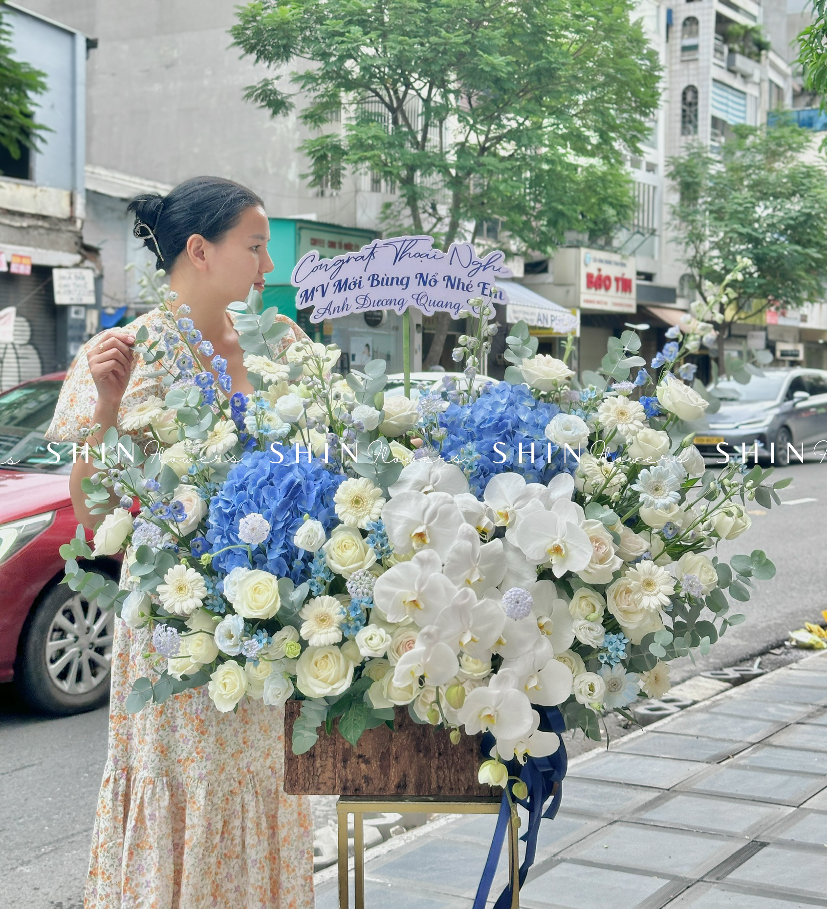 Lẵng Hoa chúc mừng Tone Xanh Sang Trọng H129