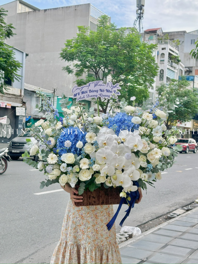 Lẵng Hoa chúc mừng Tone Xanh Sang Trọng H129