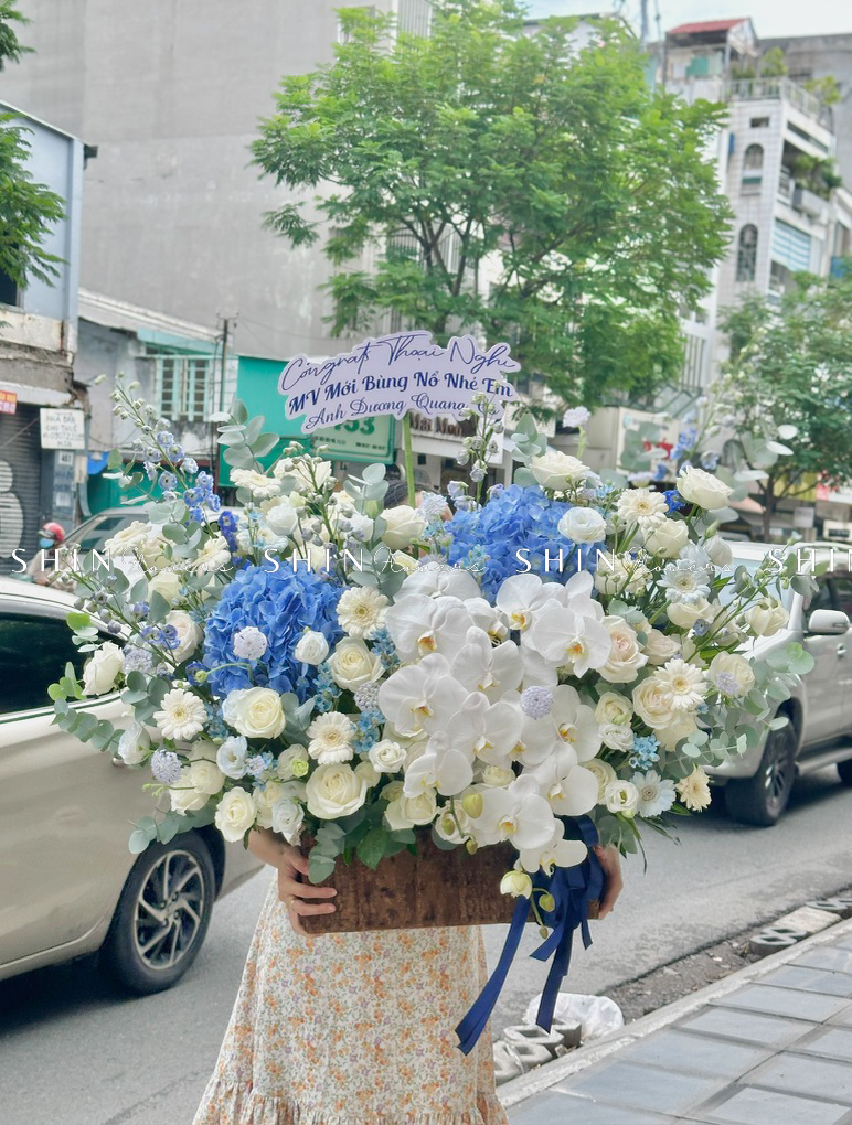 Lẵng Hoa chúc mừng Tone Xanh Sang Trọng H129