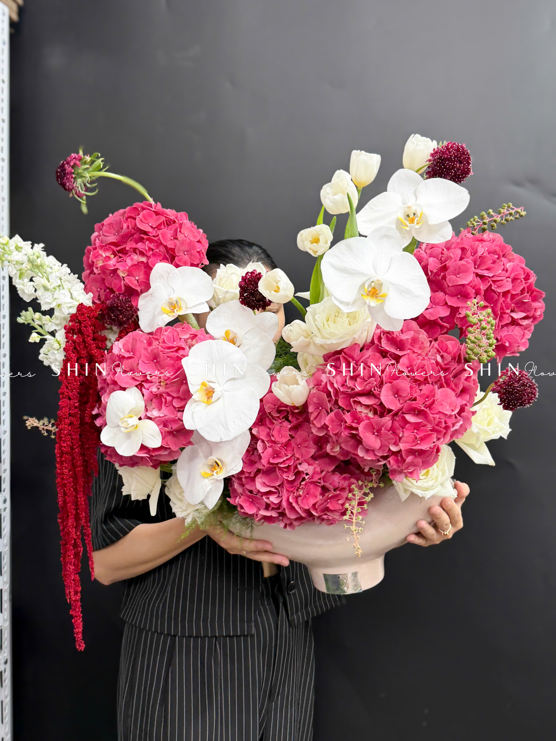 Lẵng Hoa chúc mừng Cẩm tú cầu đỏ và Tulip H131