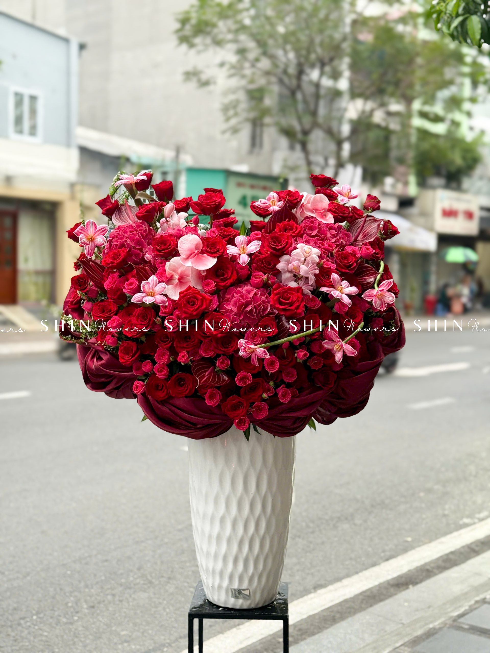 Lẵng Hoa Thiết Kế Tone đỏ sang trọng H146