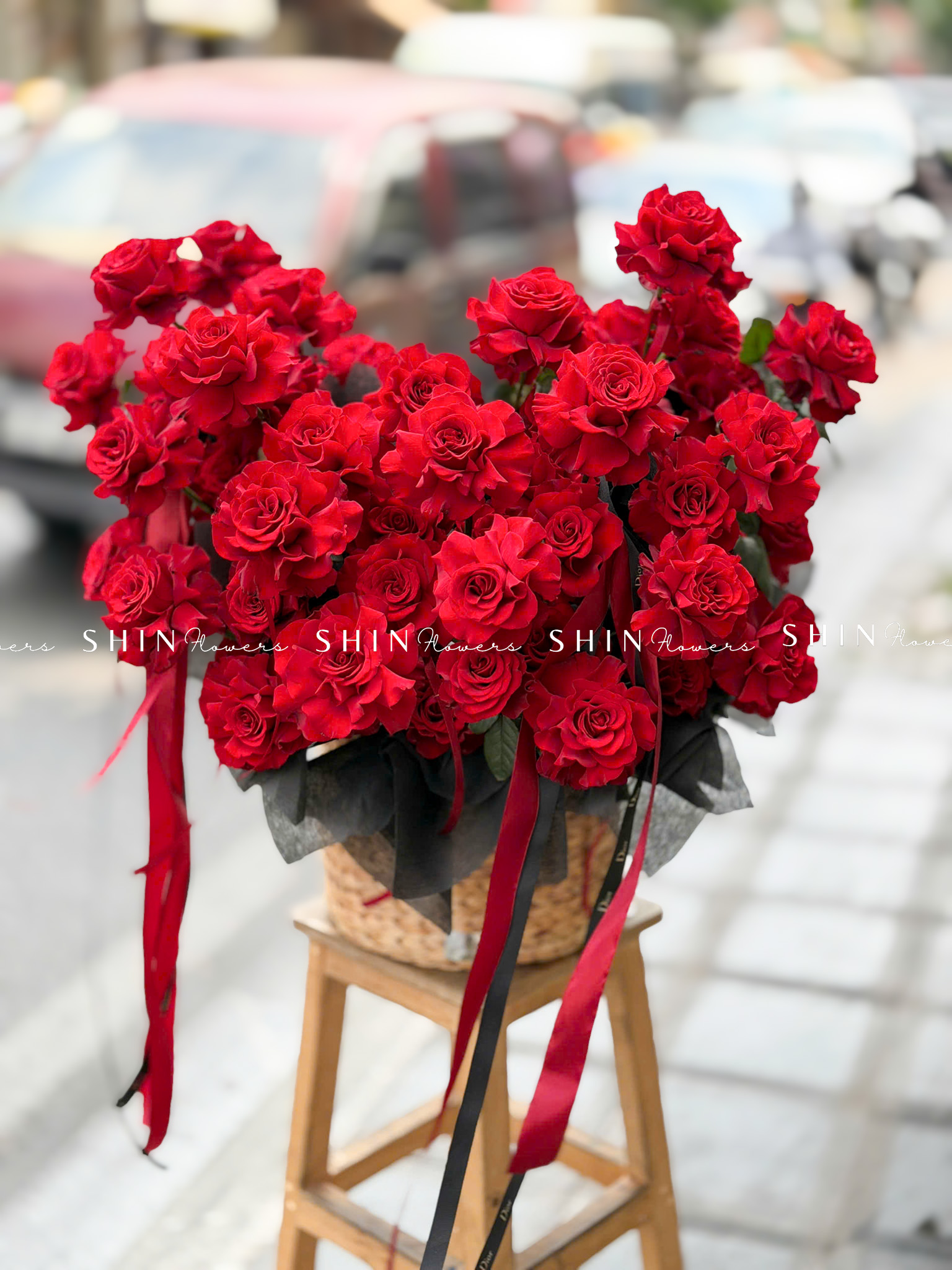 Giỏ Hoa 50 Hoa hồng đỏ Cao Nguyên sang trọng H157