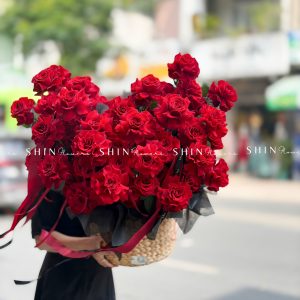 Giỏ Hoa 50 Hoa hồng đỏ Cao Nguyên sang trọng H157