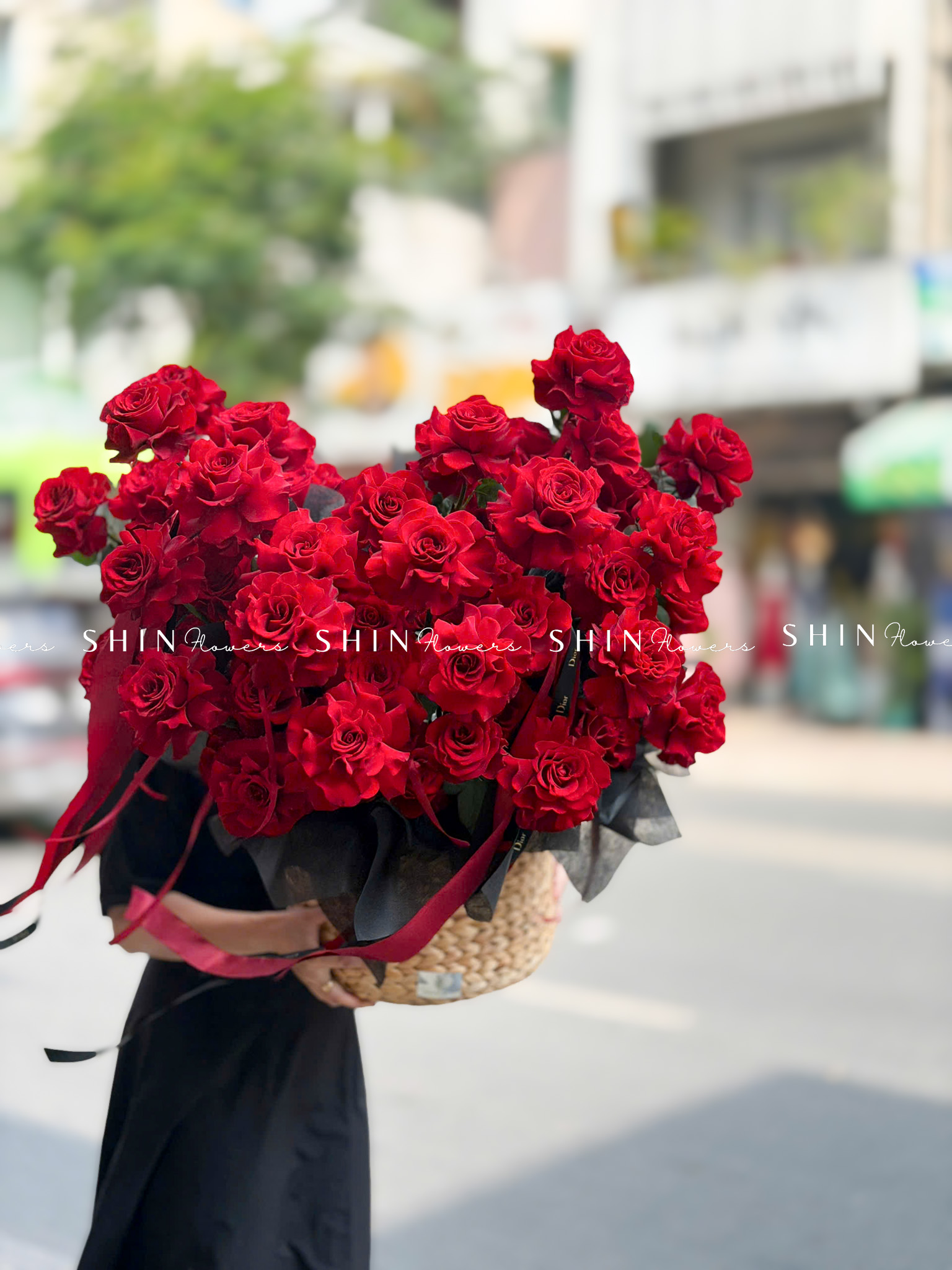 Giỏ Hoa 50 Hoa hồng đỏ Cao Nguyên sang trọng H157