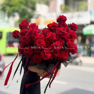 Giỏ Hoa 50 Hoa hồng đỏ Cao Nguyên sang trọng H157
