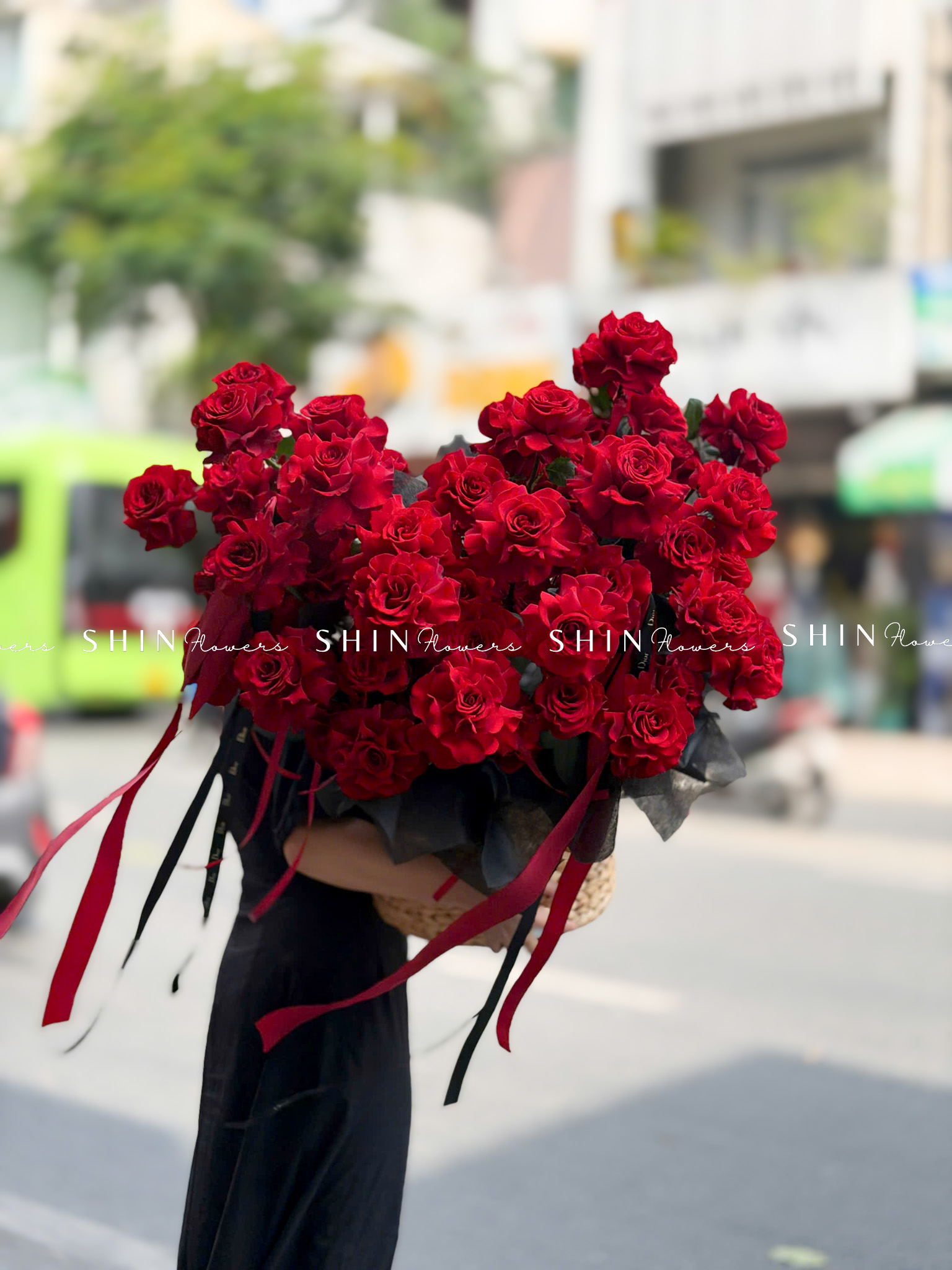 Giỏ Hoa 50 Hoa hồng đỏ Cao Nguyên sang trọng H157