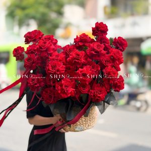 Giỏ Hoa 50 Hoa hồng đỏ Cao Nguyên sang trọng H157