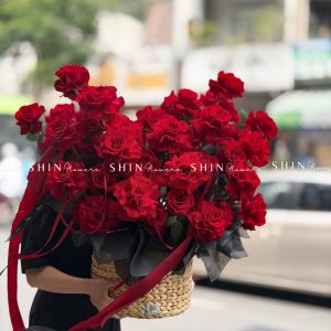 Giỏ Hoa 50 Hoa hồng đỏ Cao Nguyên sang trọng H157