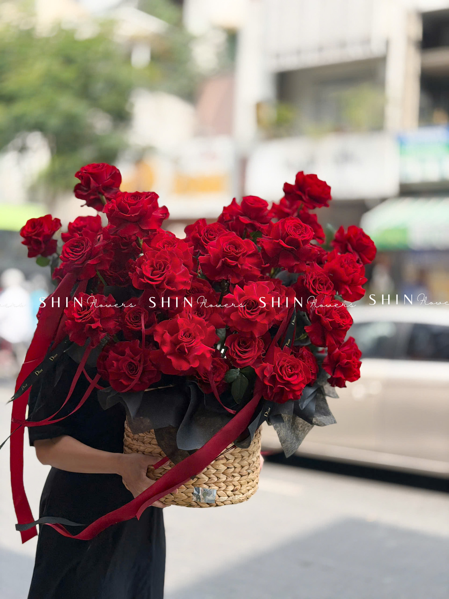 Giỏ Hoa 50 Hoa hồng đỏ Cao Nguyên sang trọng H157