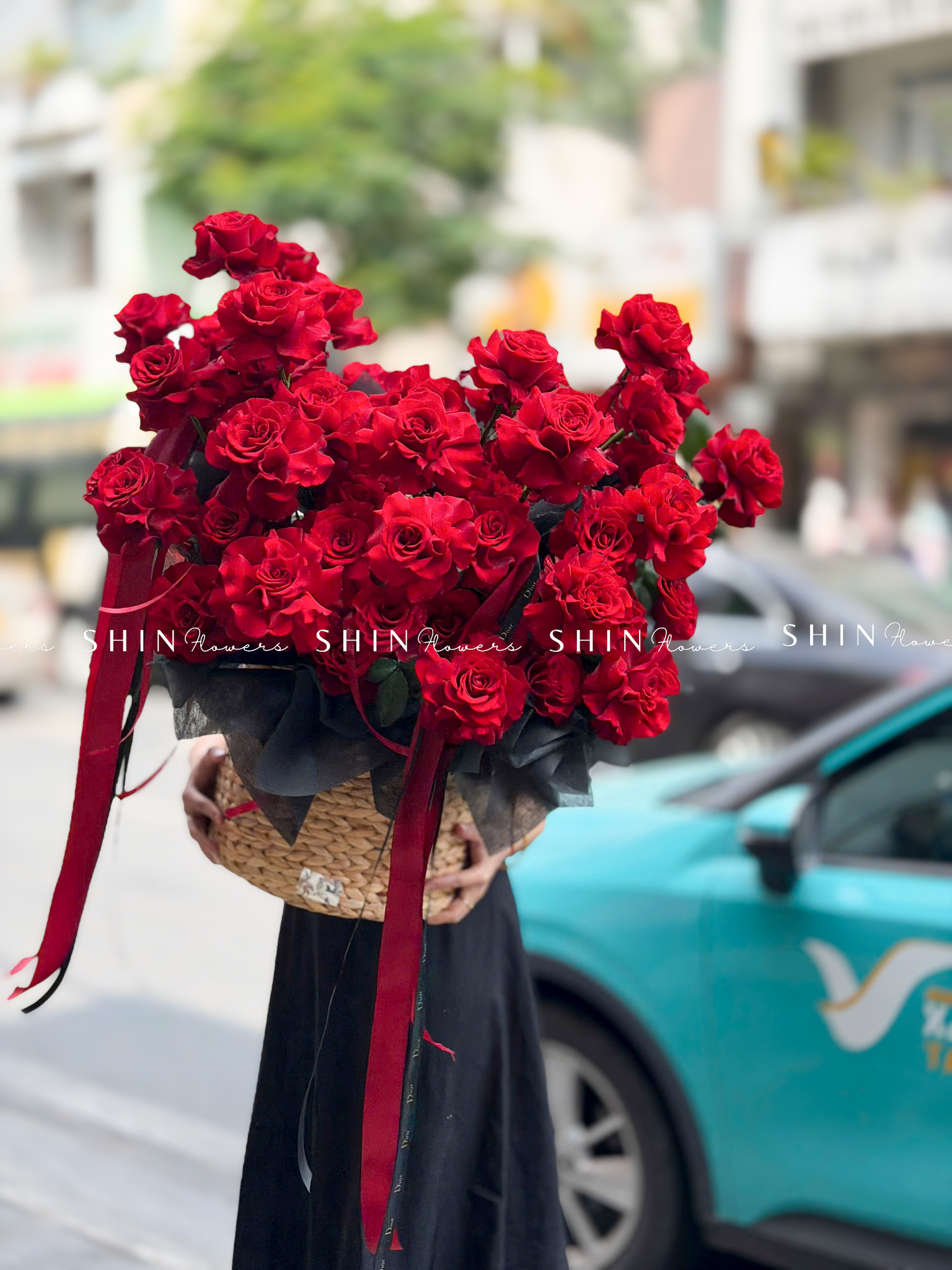 Giỏ Hoa 50 Hoa hồng đỏ Cao Nguyên sang trọng H157