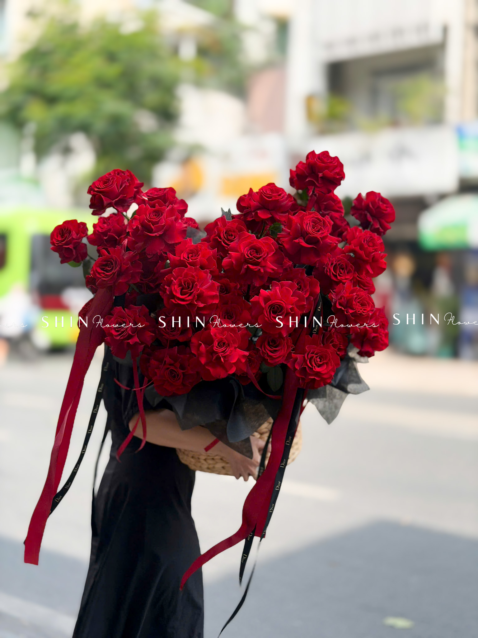 Giỏ Hoa 50 Hoa hồng đỏ Cao Nguyên sang trọng H157