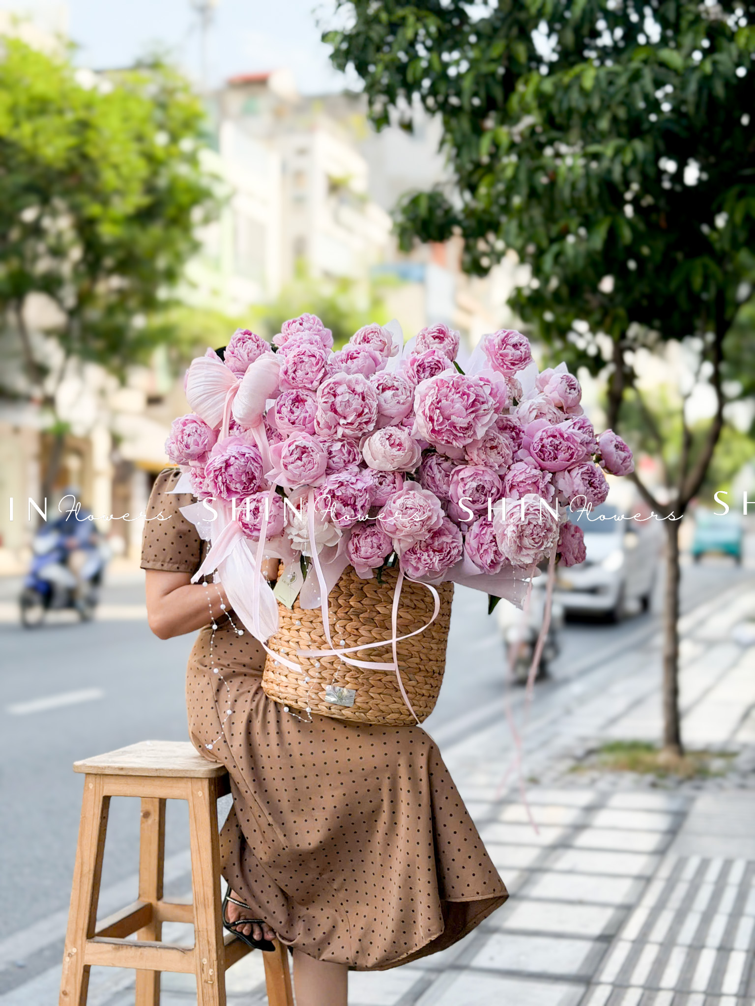 Lẵng hoa 52 cành Mẫu Đơn Sarah Hồng H158