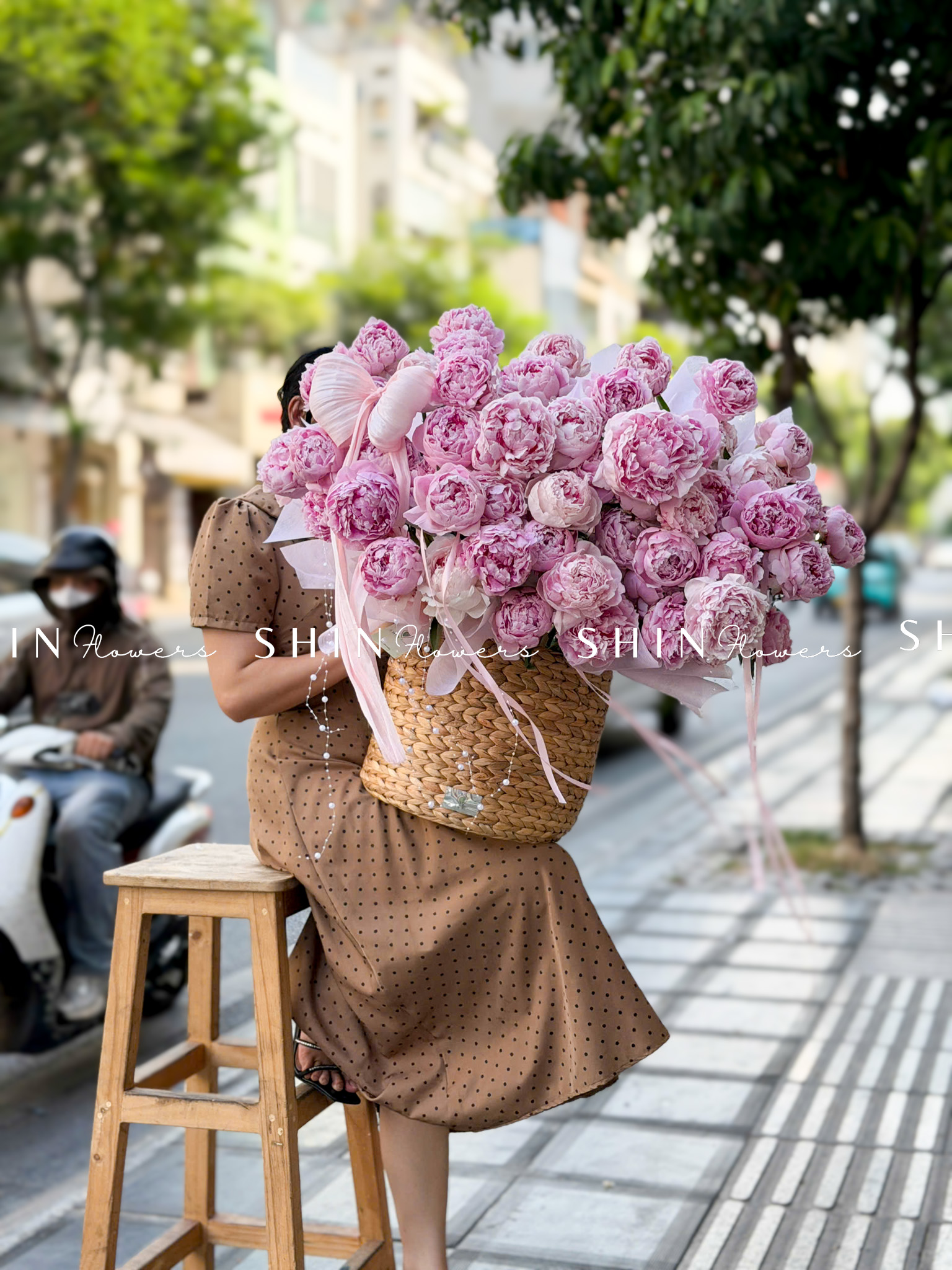 Lẵng hoa 52 cành Mẫu Đơn Sarah Hồng H158