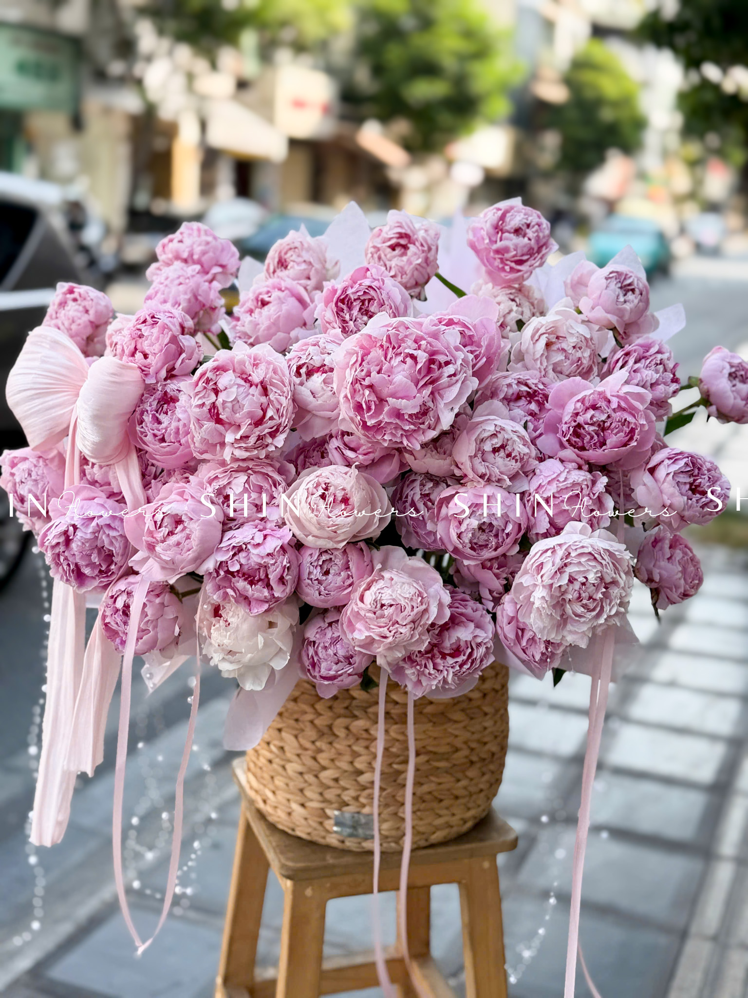 Lẵng hoa 52 cành Mẫu Đơn Sarah Hồng H158