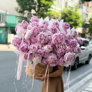 Lẵng hoa 52 cành Mẫu Đơn Sarah Hồng H158