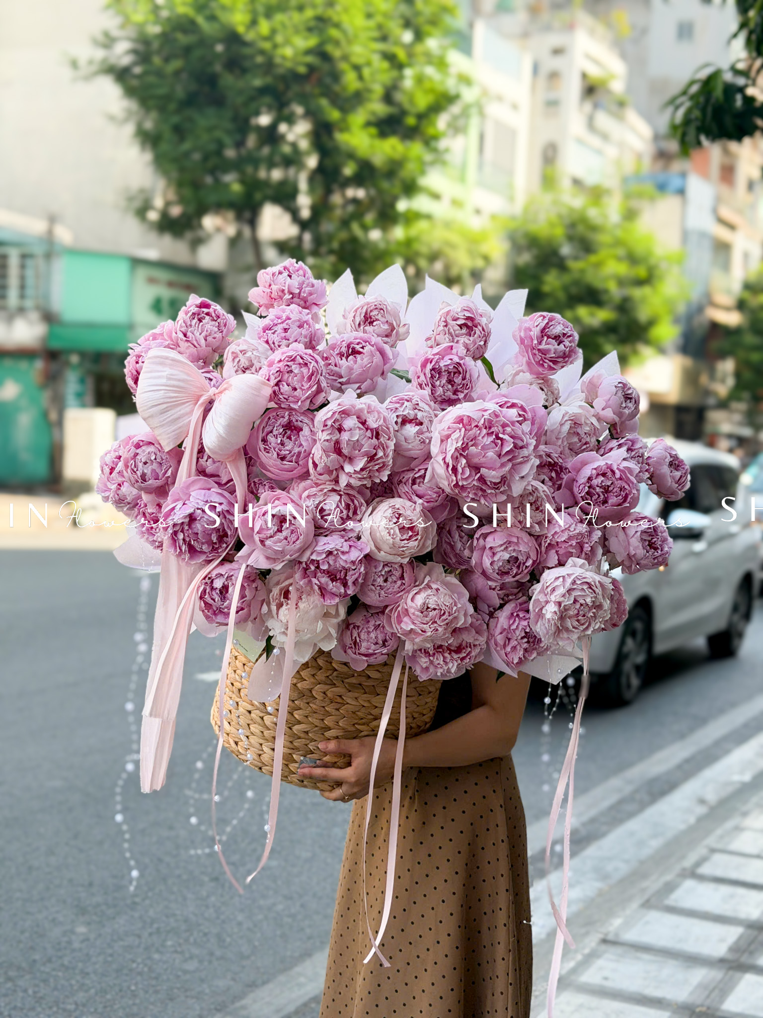 Lẵng hoa 52 cành Mẫu Đơn Sarah Hồng H158