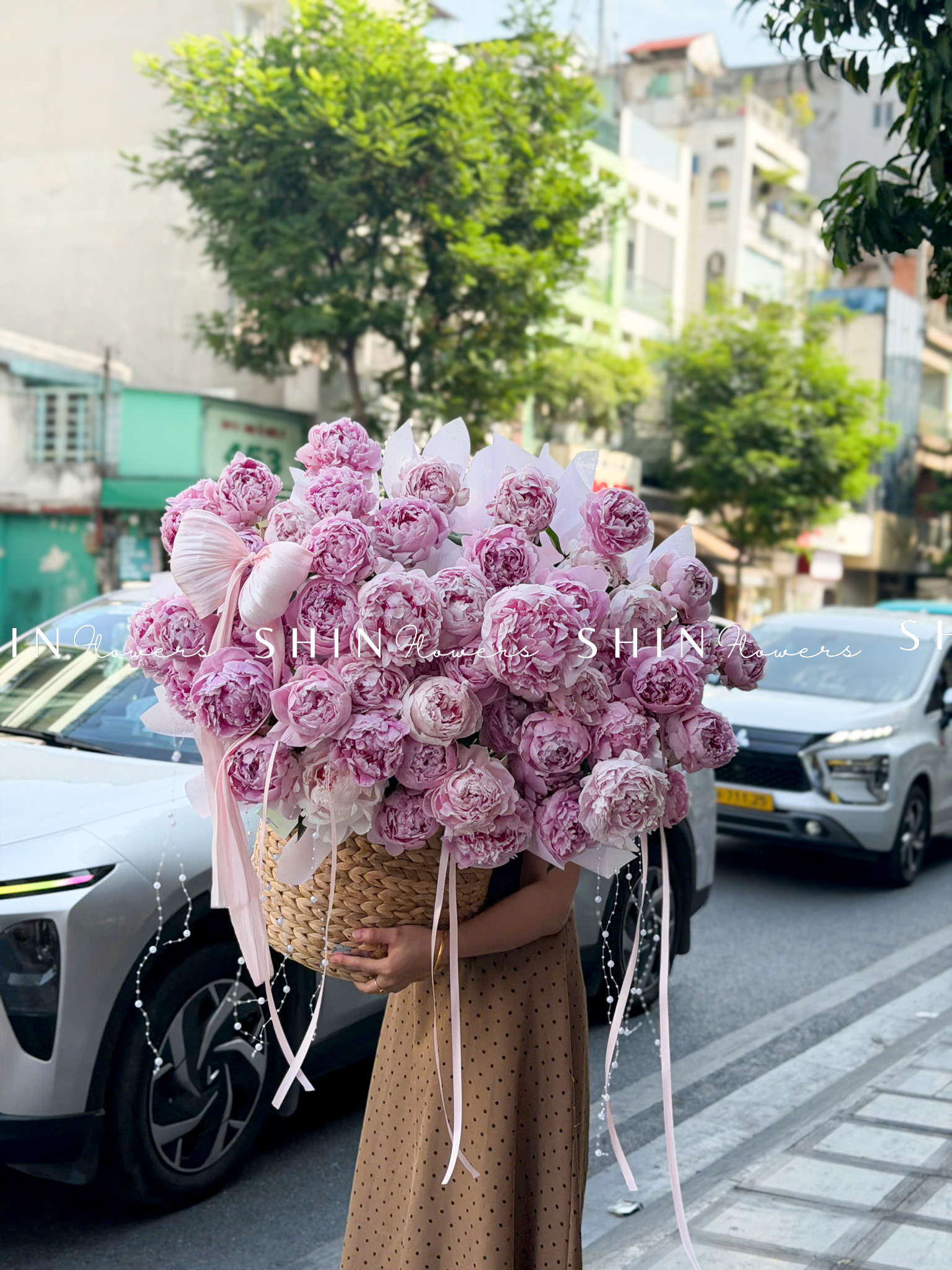 Lẵng hoa 52 cành Mẫu Đơn Sarah Hồng H158