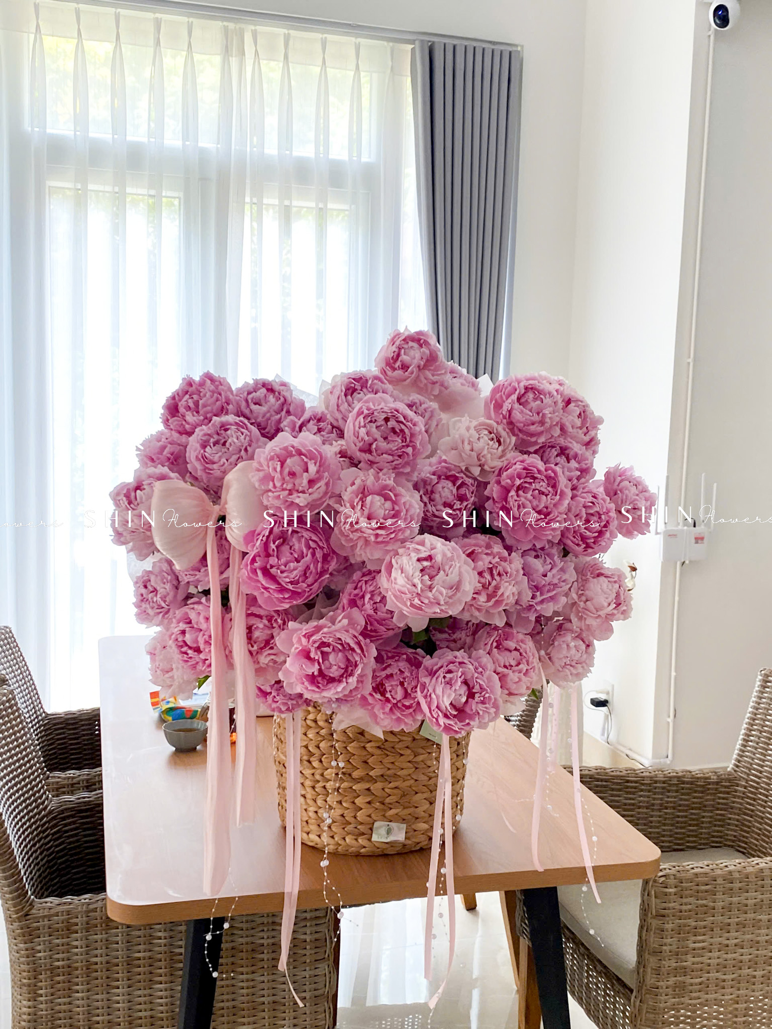 Lẵng hoa 52 cành Mẫu Đơn Sarah Hồng H158
