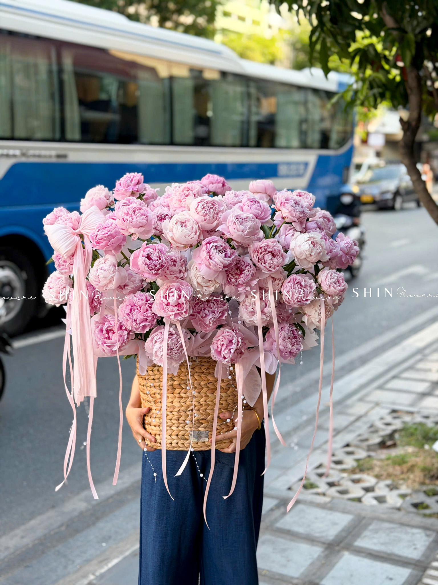 Lẵng hoa 52 cành Mẫu Đơn Sarah Hồng H158