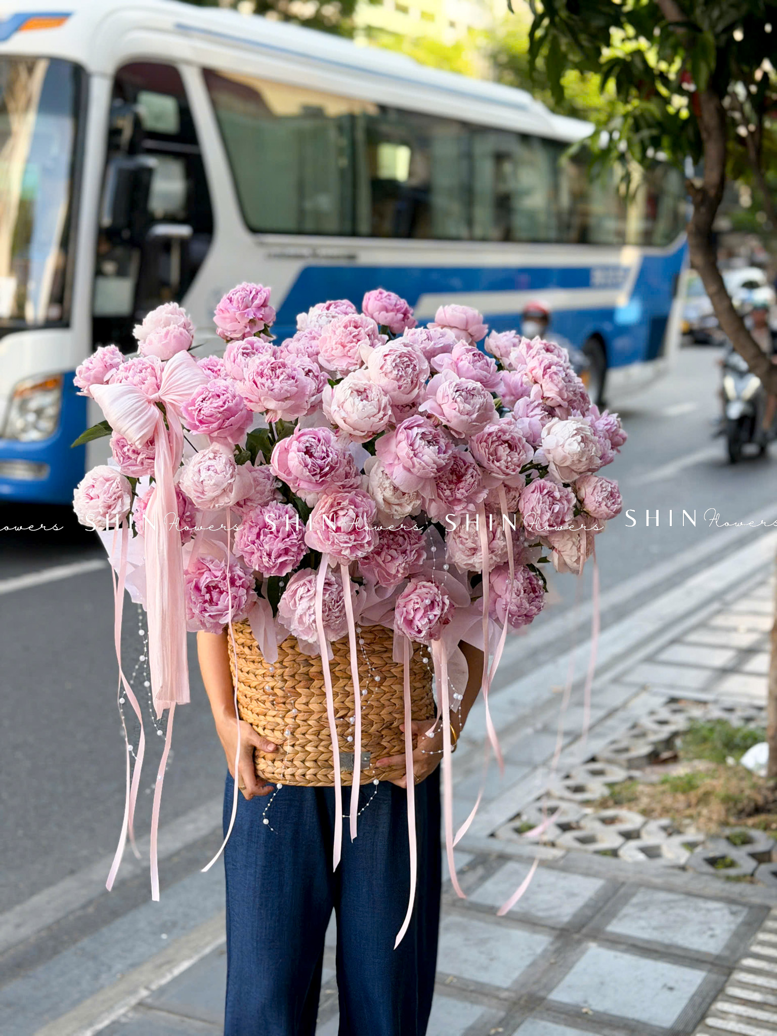 Lẵng hoa 52 cành Mẫu Đơn Sarah Hồng H158