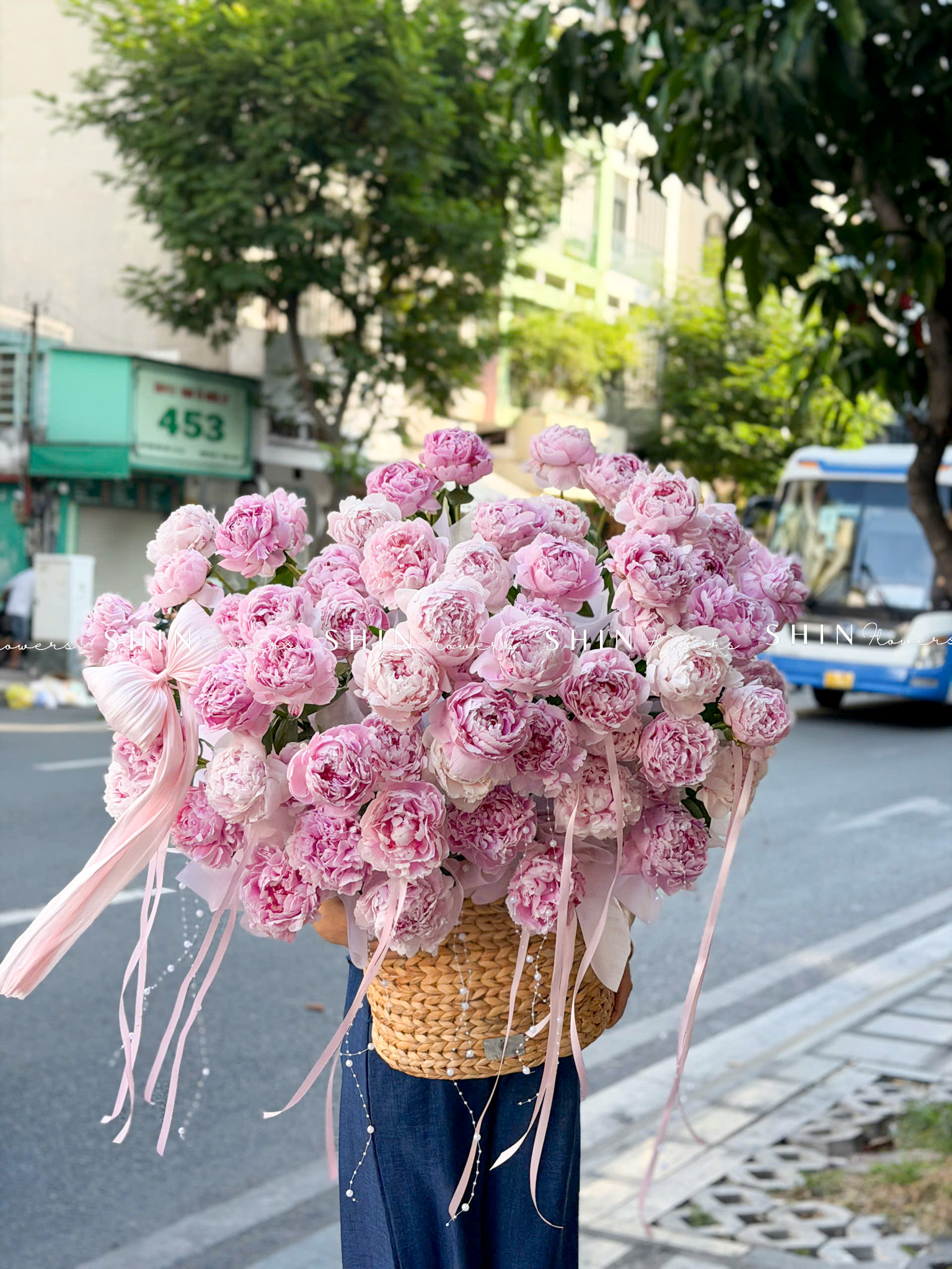Lẵng hoa 52 cành Mẫu Đơn Sarah Hồng H158