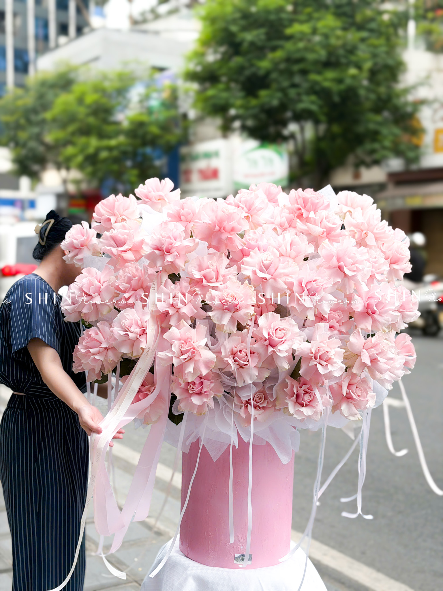 Lẵng 55 Bông Hoa Hồng Nhập Ecuador Pink Mondial H160